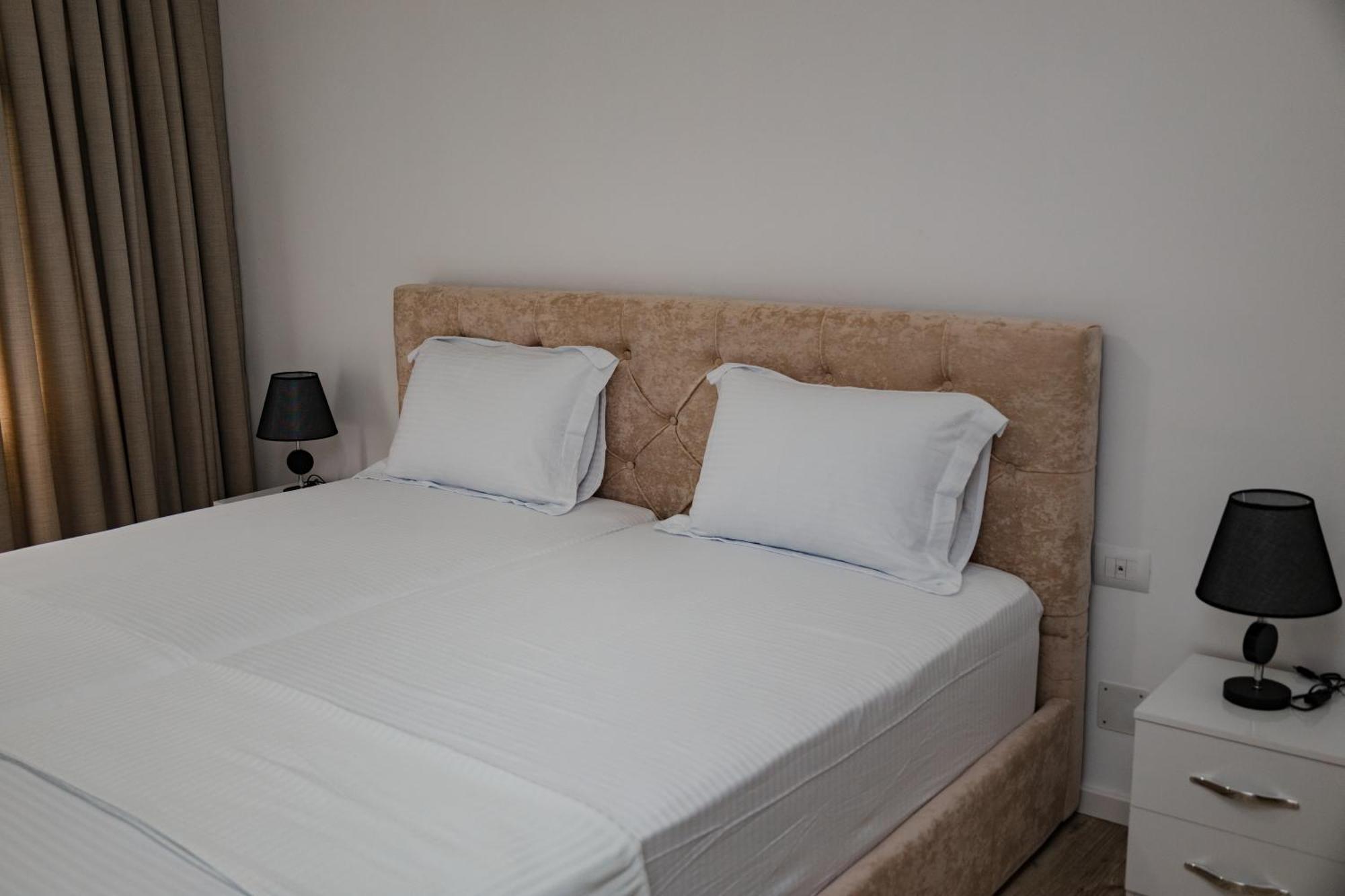 Riviera Hotel-City Center Vlore Bagian luar foto